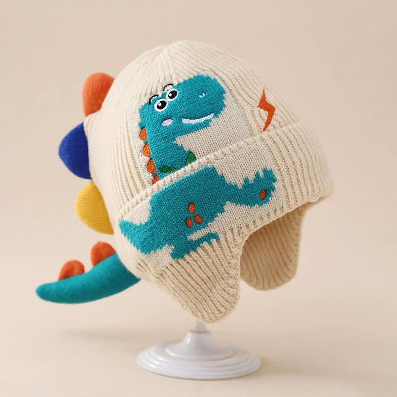 Touca infantil dinossauro 3D em algodão e lã, design lúdico com detalhes vibrantes – moda Pedroca